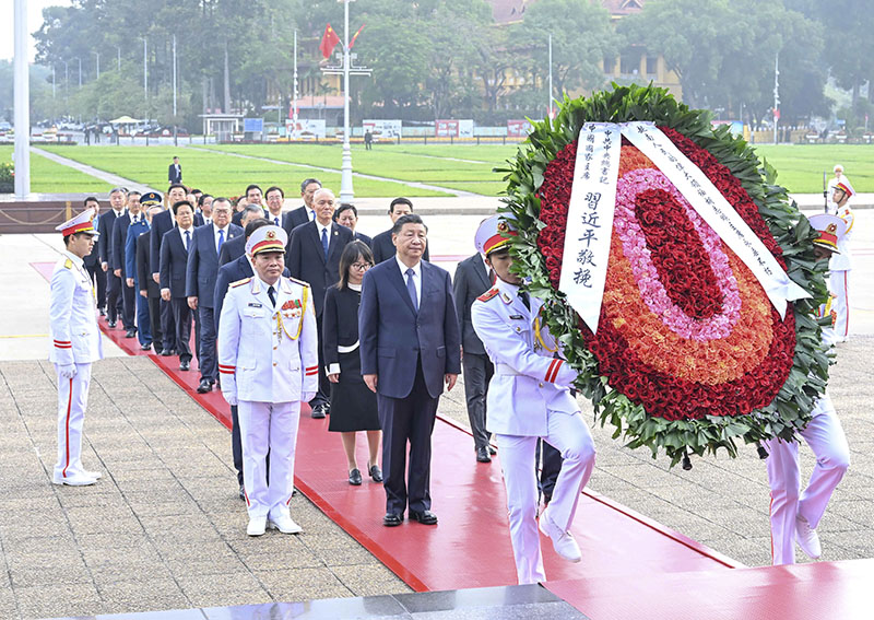 习近平瞻仰胡志明陵并敬献花圈