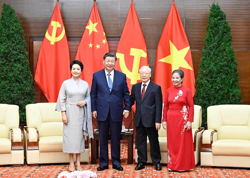习近平夫妇同越共中央总书记阮富仲夫妇话别