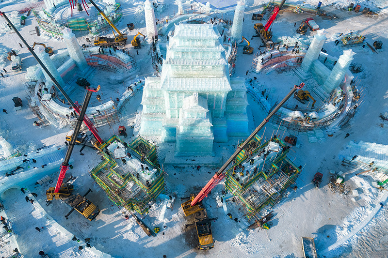 雕冰塑雪建设火 冰雪世界“逆”寒潮