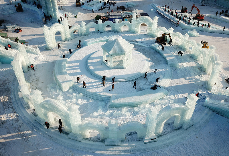 雕冰塑雪建设火 冰雪世界“逆”寒潮
