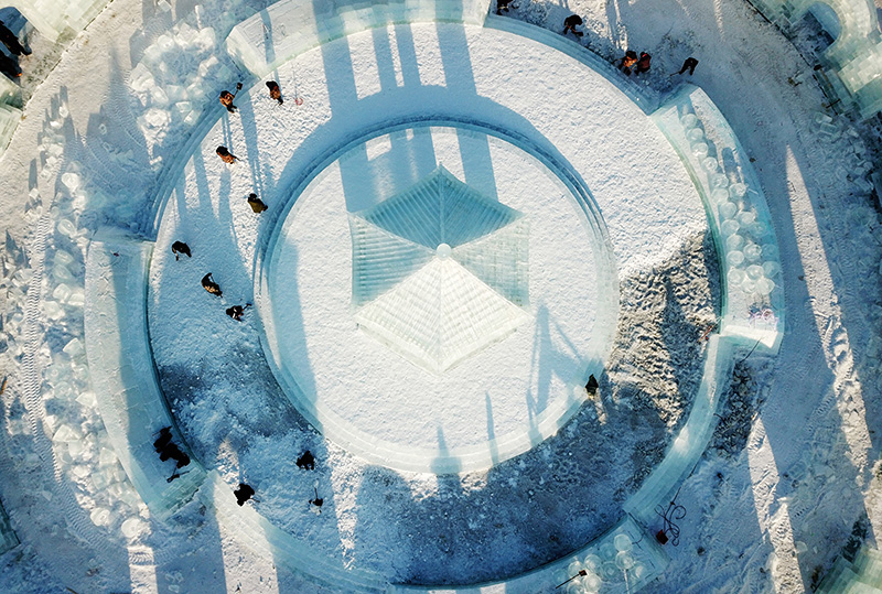 雕冰塑雪建设火 冰雪世界“逆”寒潮