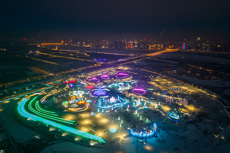 雕冰塑雪建设火 冰雪世界“逆”寒潮