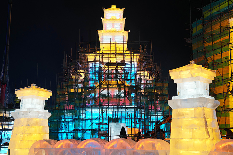 雕冰塑雪建设火 冰雪世界“逆”寒潮