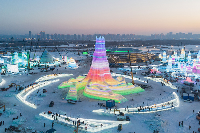 雕冰塑雪建设火 冰雪世界“逆”寒潮