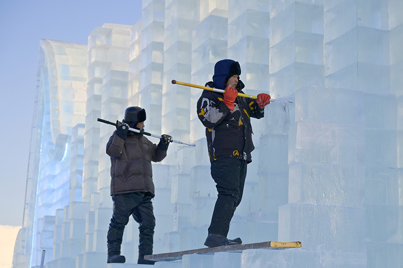 雕冰塑雪建设火 冰雪世界“逆”寒潮