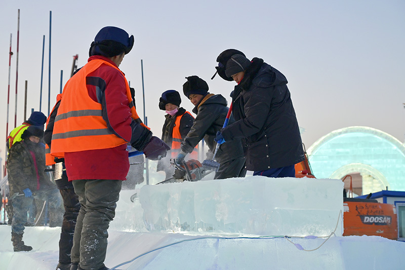雕冰塑雪建设火 冰雪世界“逆”寒潮