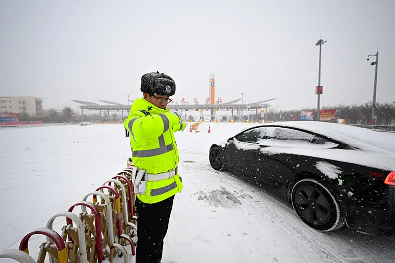 天津高速多部门积极应对降雪天气