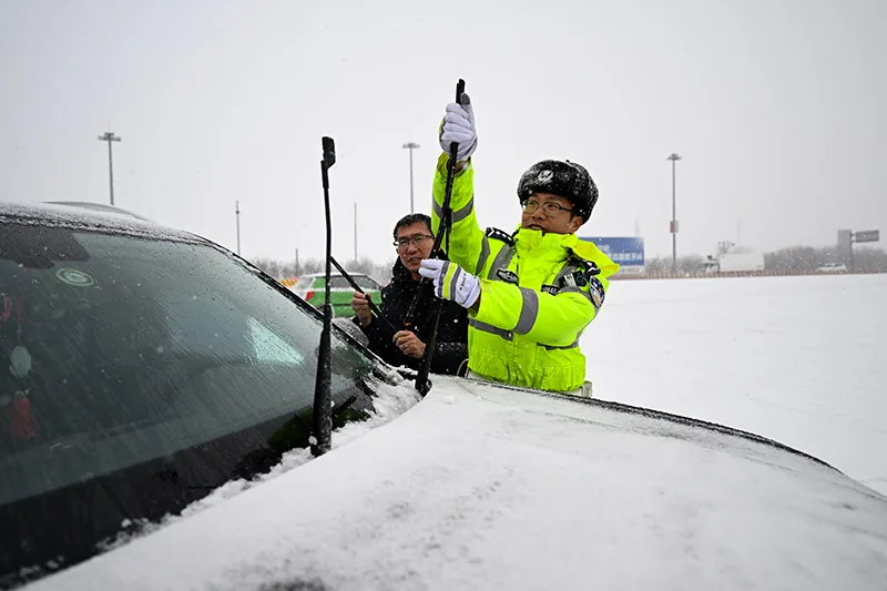 天津高速多部门积极应对降雪天气