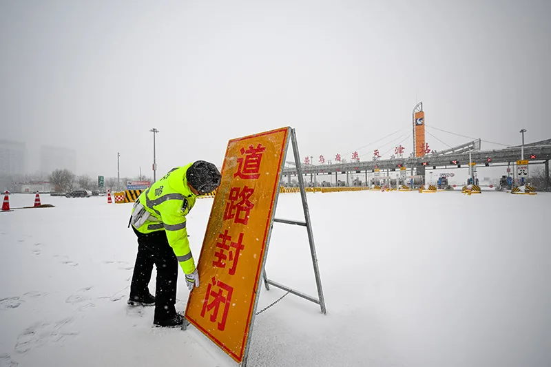 天津高速多部门积极应对降雪天气