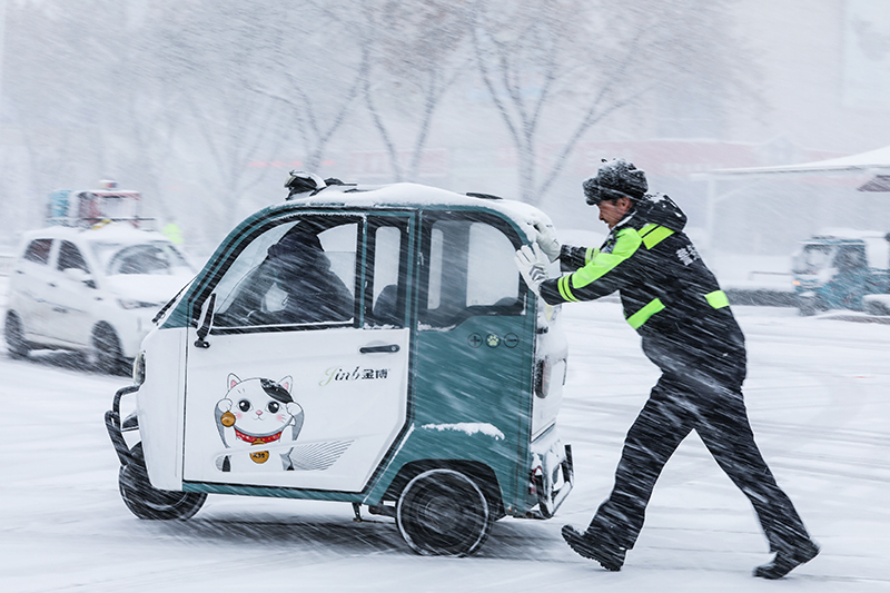 雪中作业保平安