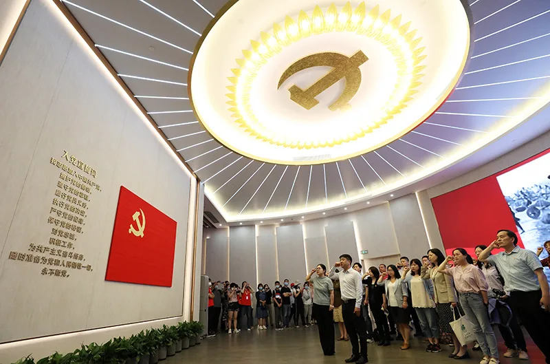 钟华论：将改革开放进行到底