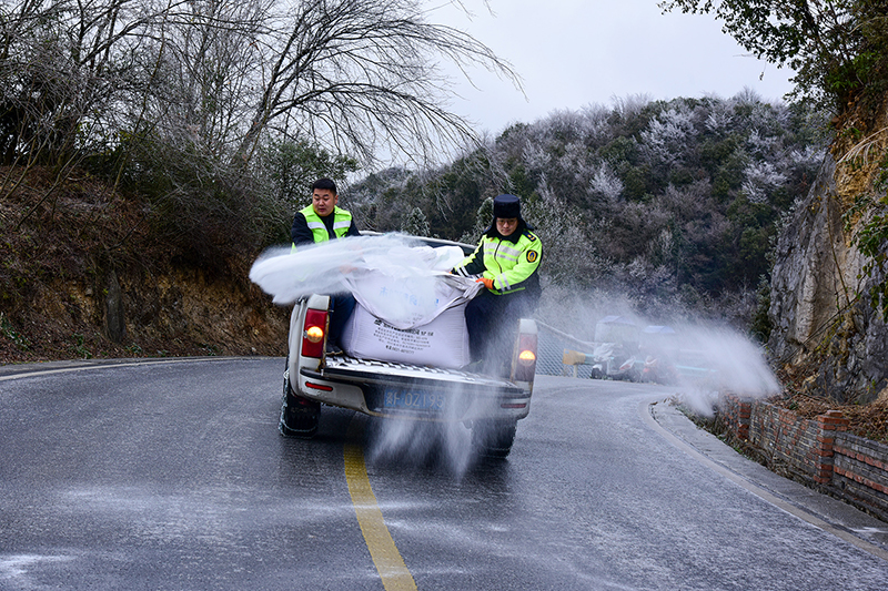 积极应对低温雨雪天气 保民生保安全