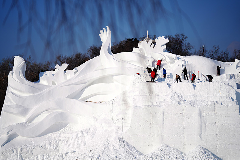 哈尔滨太阳岛雪博会建设忙
