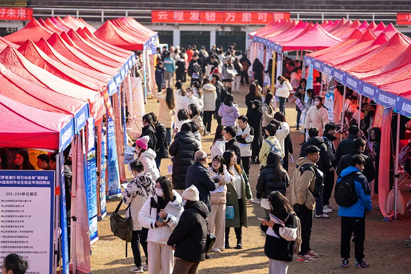 数读中国这十年：新增就业年均1300万人 建成世界最大社保体系