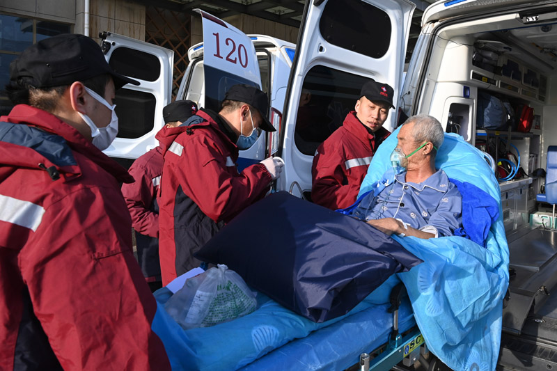 全力救治地震伤员