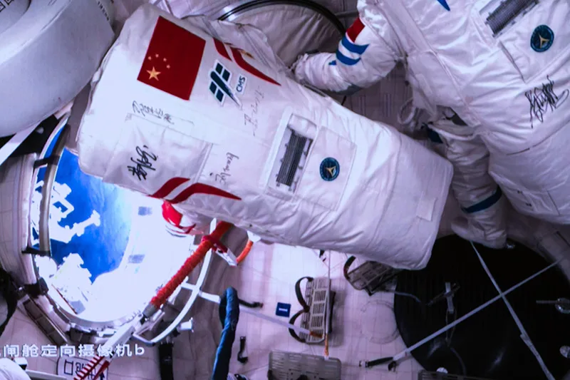 神十七航天员乘组圆满完成第一次出舱活动 完成天和核心舱太阳翼修复试验等既定任务