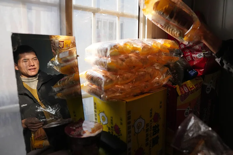 受灾群众搬进震后“家园”温暖过冬