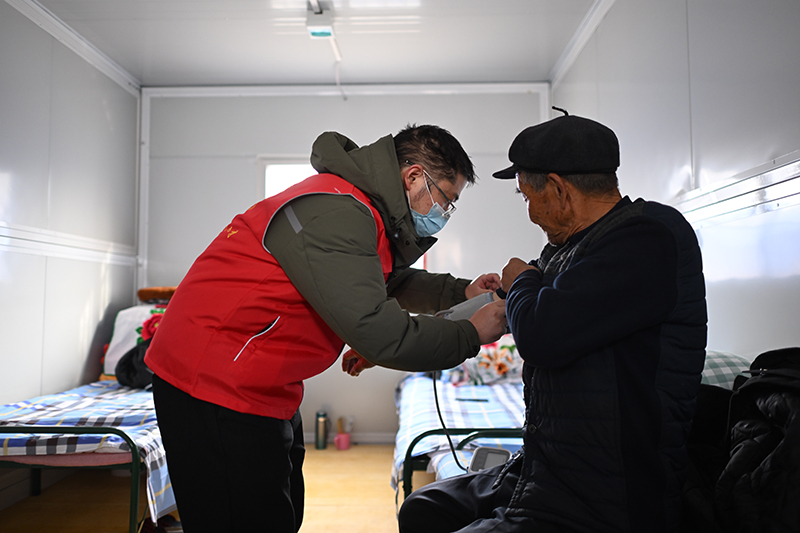 医疗服务守护安置点群众健康