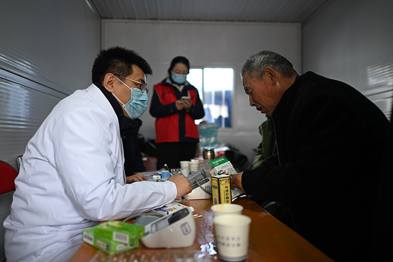 医疗服务守护安置点群众健康