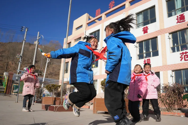 甘肃积石山地震灾区中小学校复课