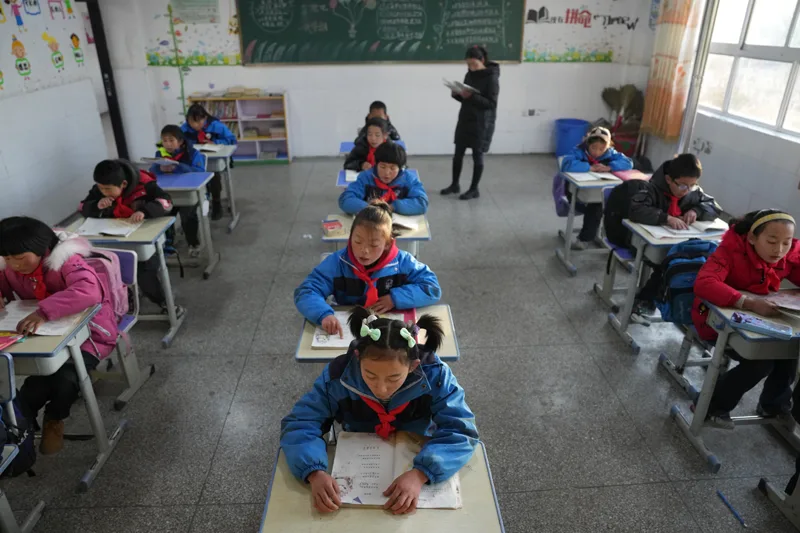 甘肃积石山地震灾区中小学校复课