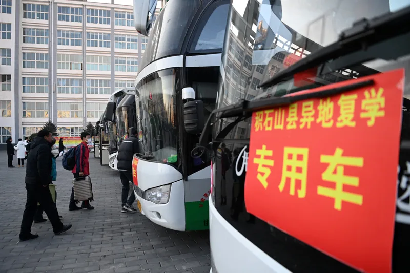 地震灾区高三学生前往异地复学