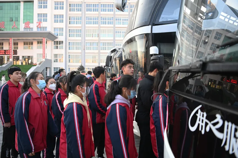 地震灾区高三学生前往异地复学