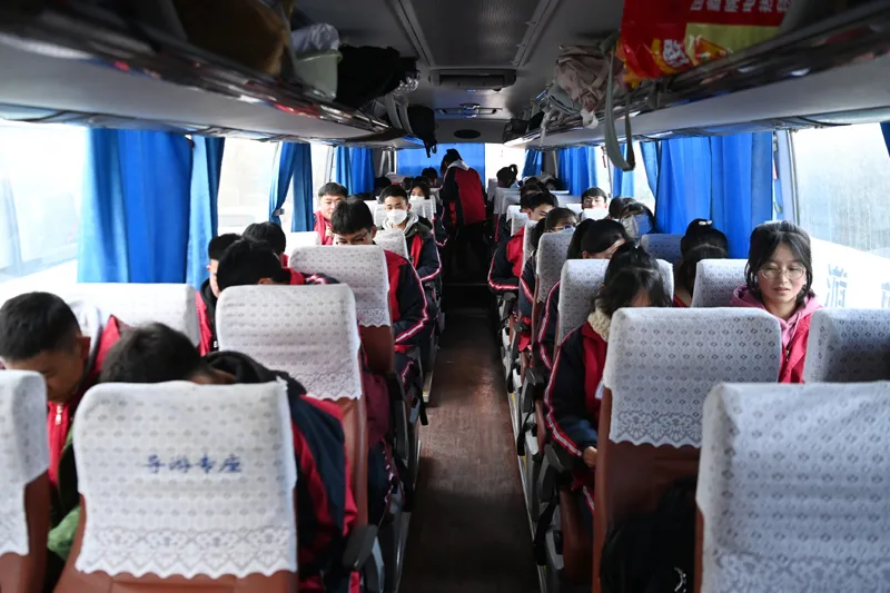 地震灾区高三学生前往异地复学