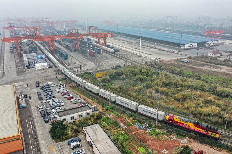陆海新通道中老泰跨境铁路双向班列在渝首发