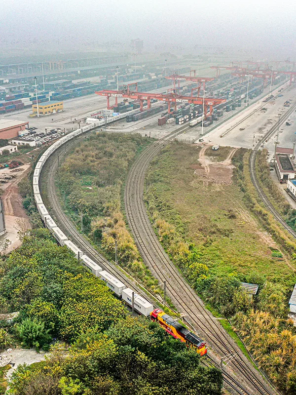 陆海新通道中老泰跨境铁路双向班列在渝首发