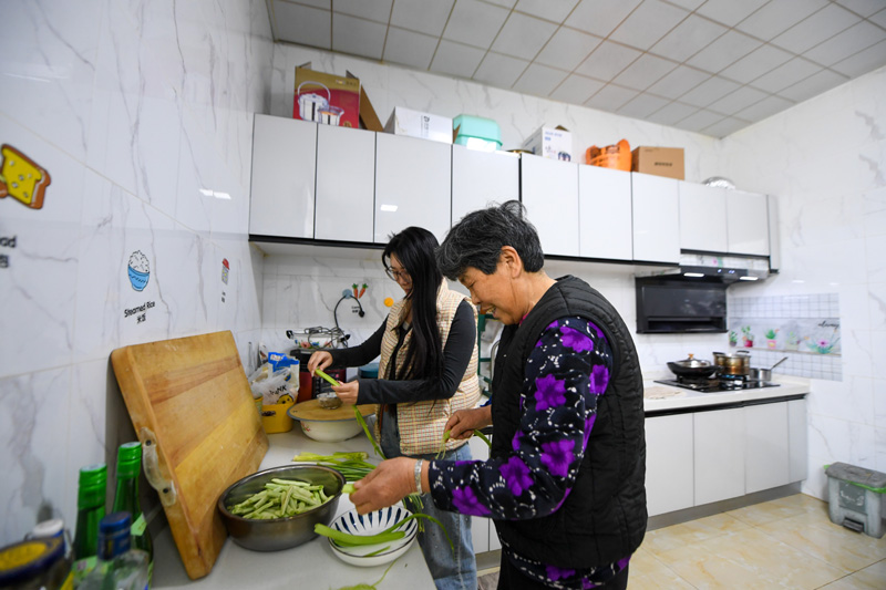 受灾群众温暖过冬