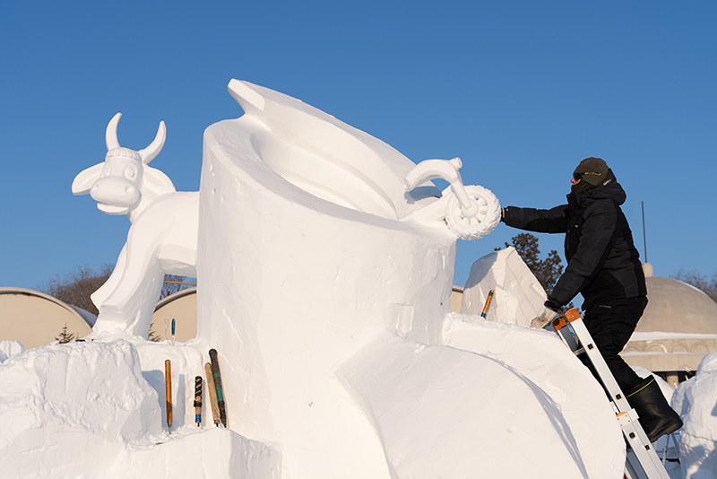 多国雪雕艺术家冰城秀技