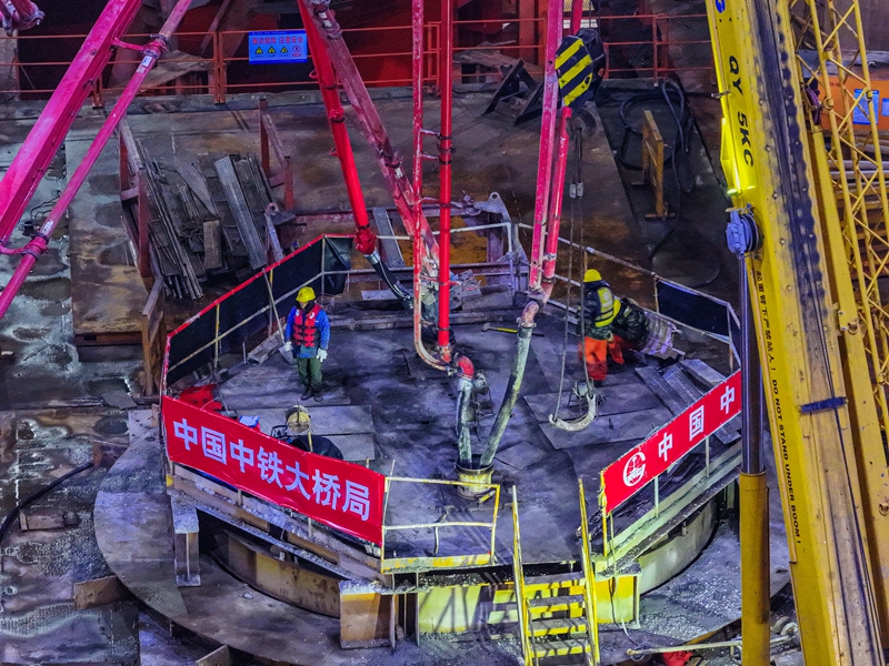 甬舟铁路：挑灯夜战浇筑钻孔桩