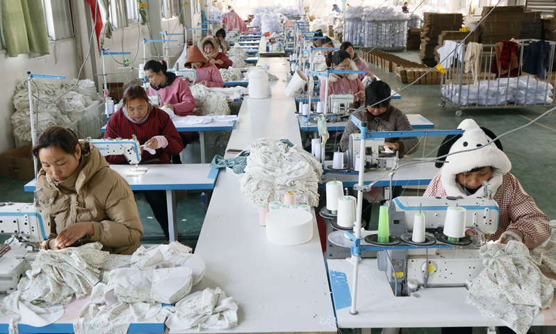 河南汝阳：服装出口加工助力妇女就业