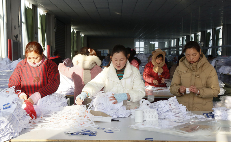 河南汝阳：服装出口加工助力妇女就业