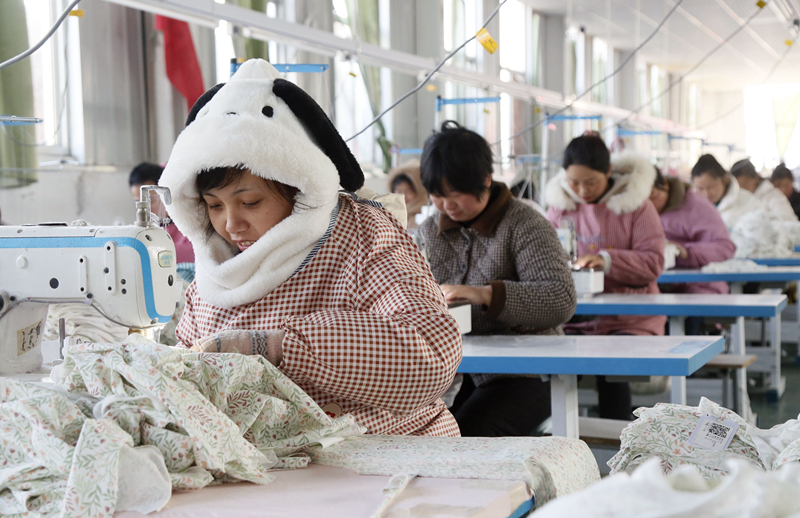 河南汝阳：服装出口加工助力妇女就业