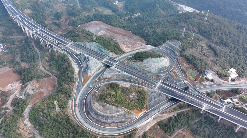 湖北鹤峰：宜来高速鹤峰东段建设近尾声