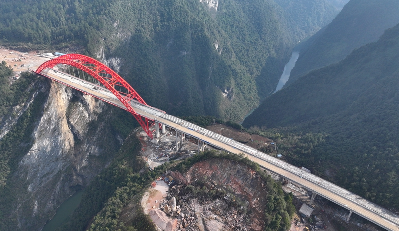 湖北鹤峰：宜来高速鹤峰东段建设近尾声