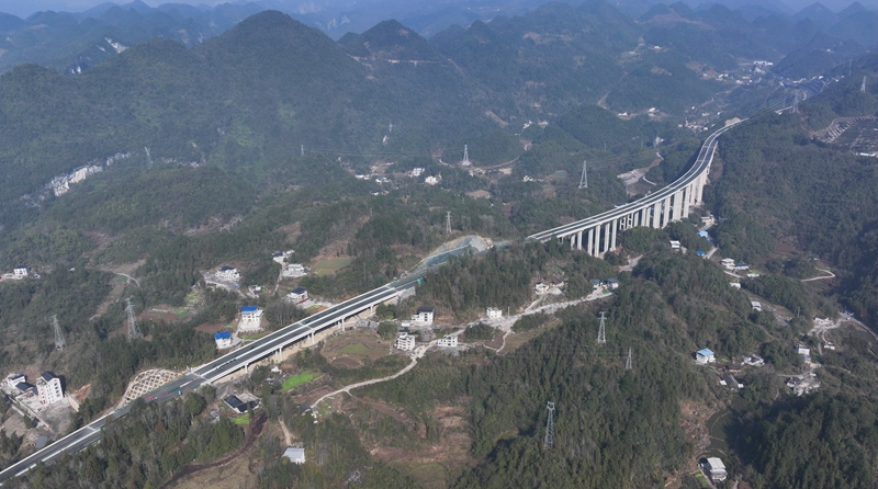 湖北鹤峰：宜来高速鹤峰东段建设近尾声