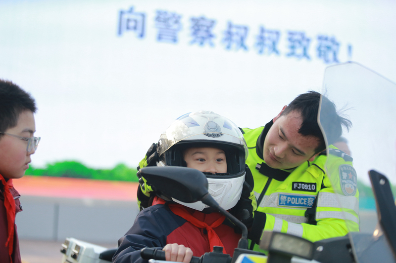 多彩活动迎接中国人民警察节