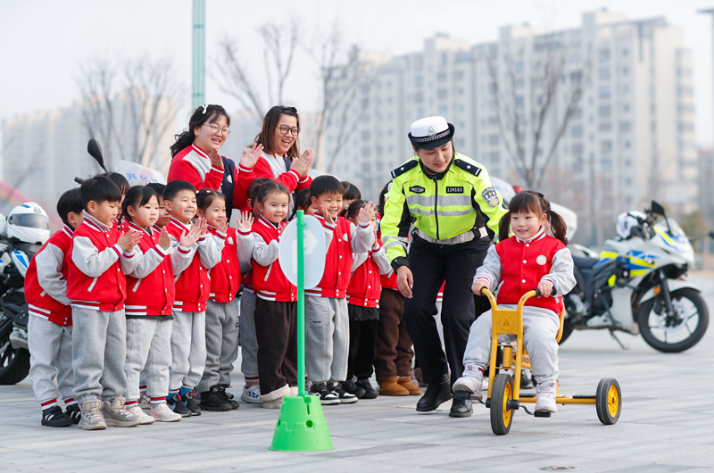 多彩活动迎接中国人民警察节