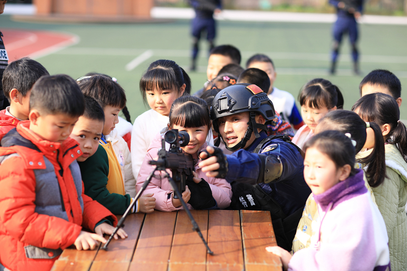 多彩活动迎接中国人民警察节