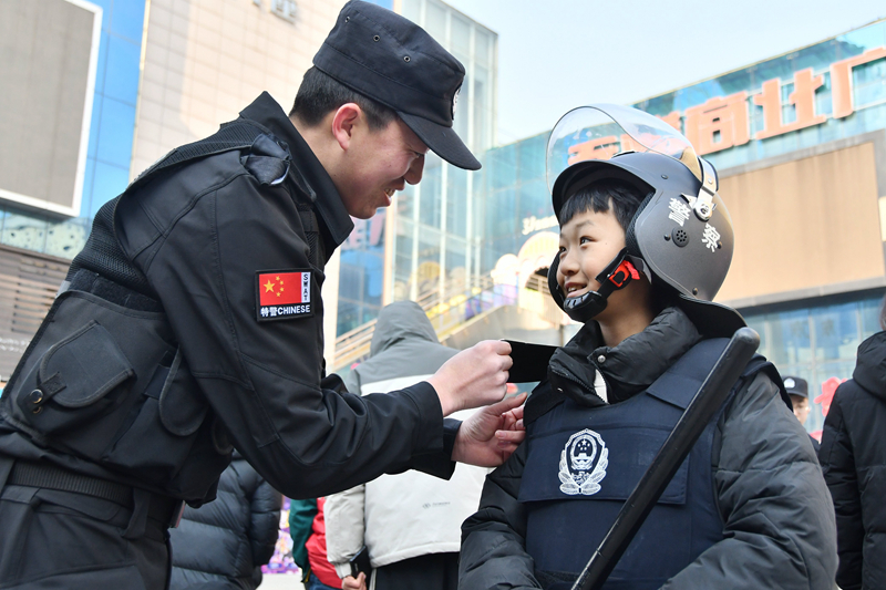 多彩活动迎接中国人民警察节
