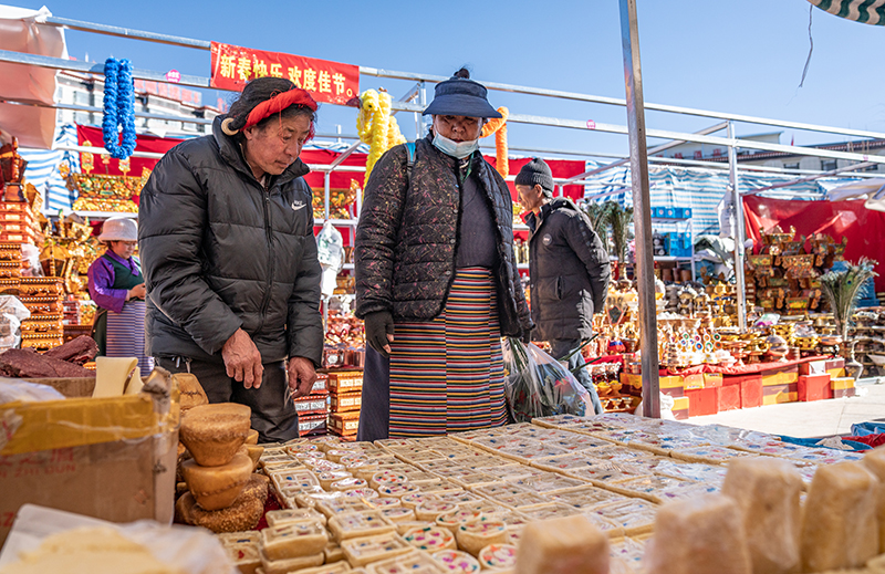 西藏日喀则：年货市场年味浓