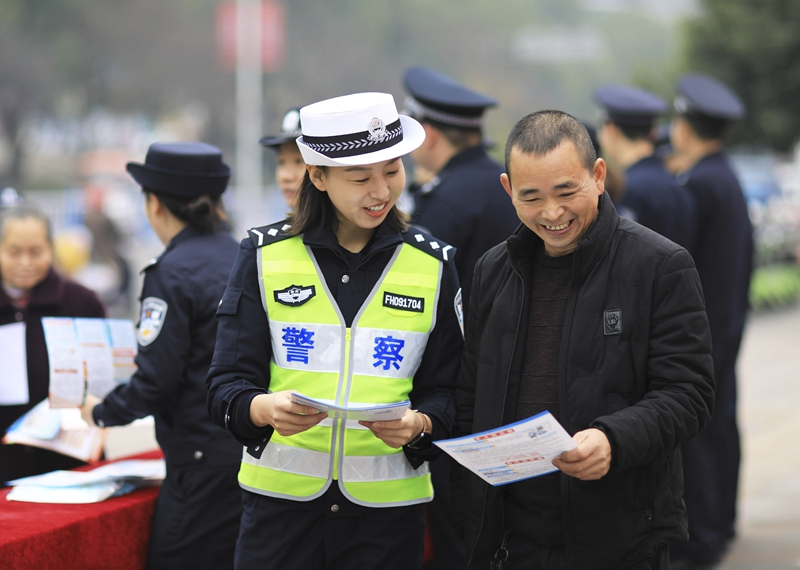 警民互动庆祝中国人民警察节