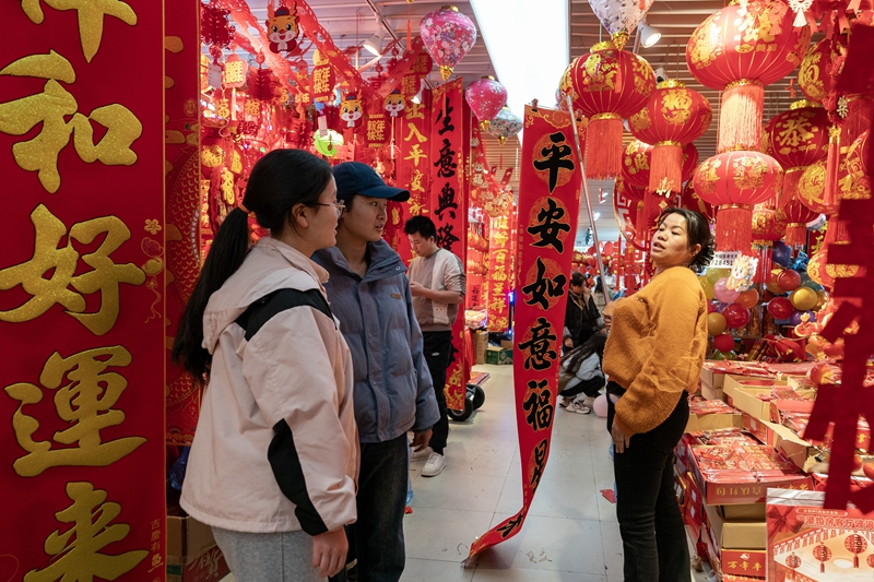 云南昆明：节日饰品走俏 喜庆年味渐浓
