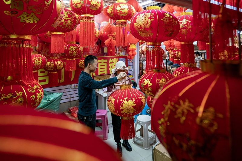 云南昆明：节日饰品走俏 喜庆年味渐浓