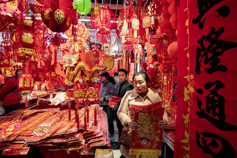 云南昆明：节日饰品走俏 喜庆年味渐浓