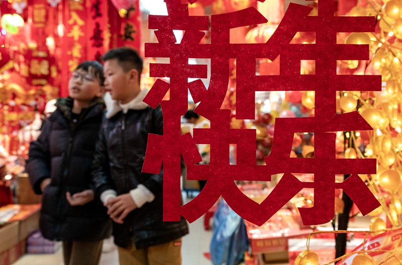 云南昆明：节日饰品走俏 喜庆年味渐浓