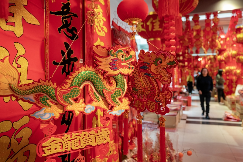 云南昆明：节日饰品走俏 喜庆年味渐浓